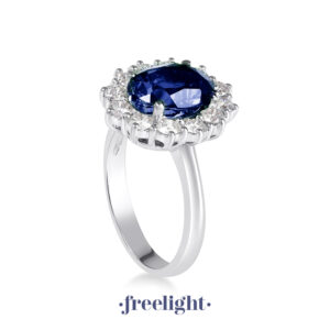 Anello in Oro Bianco 18 Kt. con Zaffiro Blu Round e contorno di Diamanti - Freelight. Anello da donna con smeraldo e diamanti. AN2979FZ